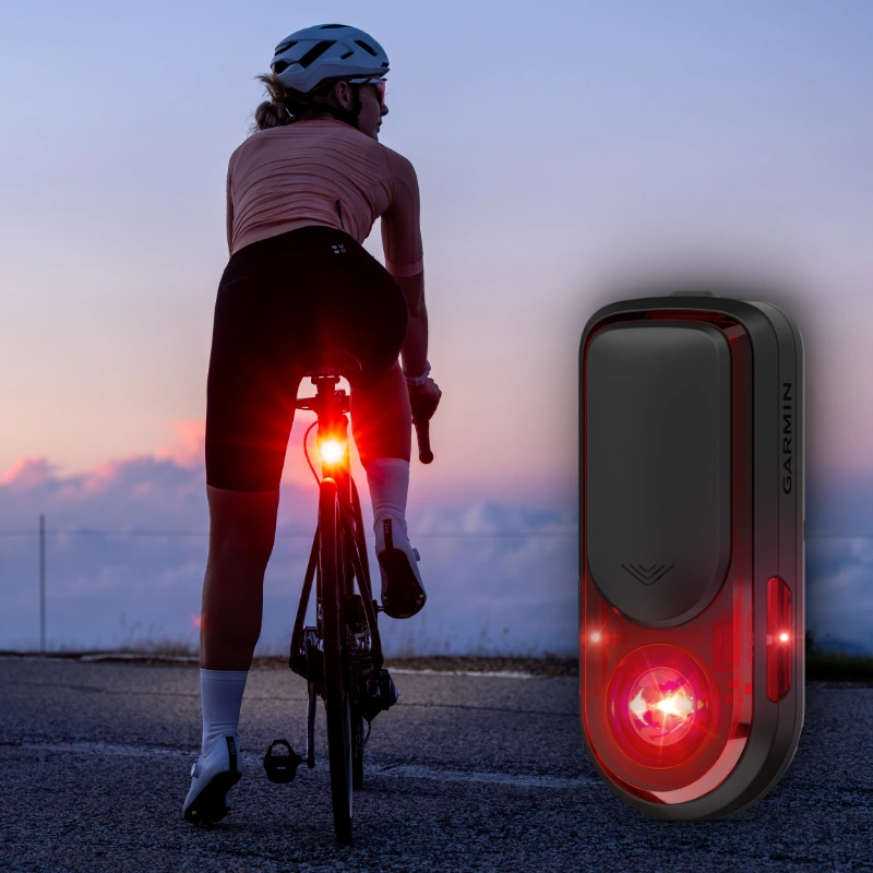 Kobieta na rowerze z radarem Garmin Varia RearVue 820 na sztycy