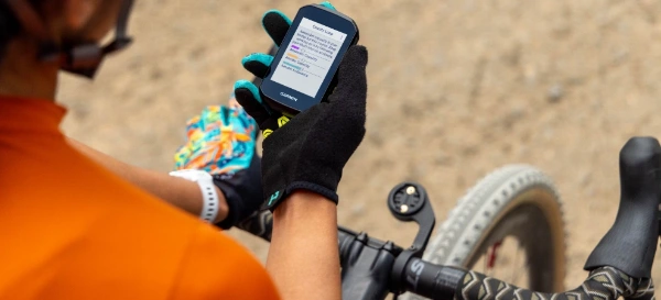 Kobieca ręka trzyma licznik Garmin Edge 850