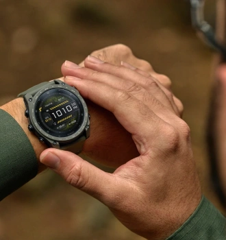 Męski nadgarstek z zegarkime Garmin Tactix 8 Ceraktoe