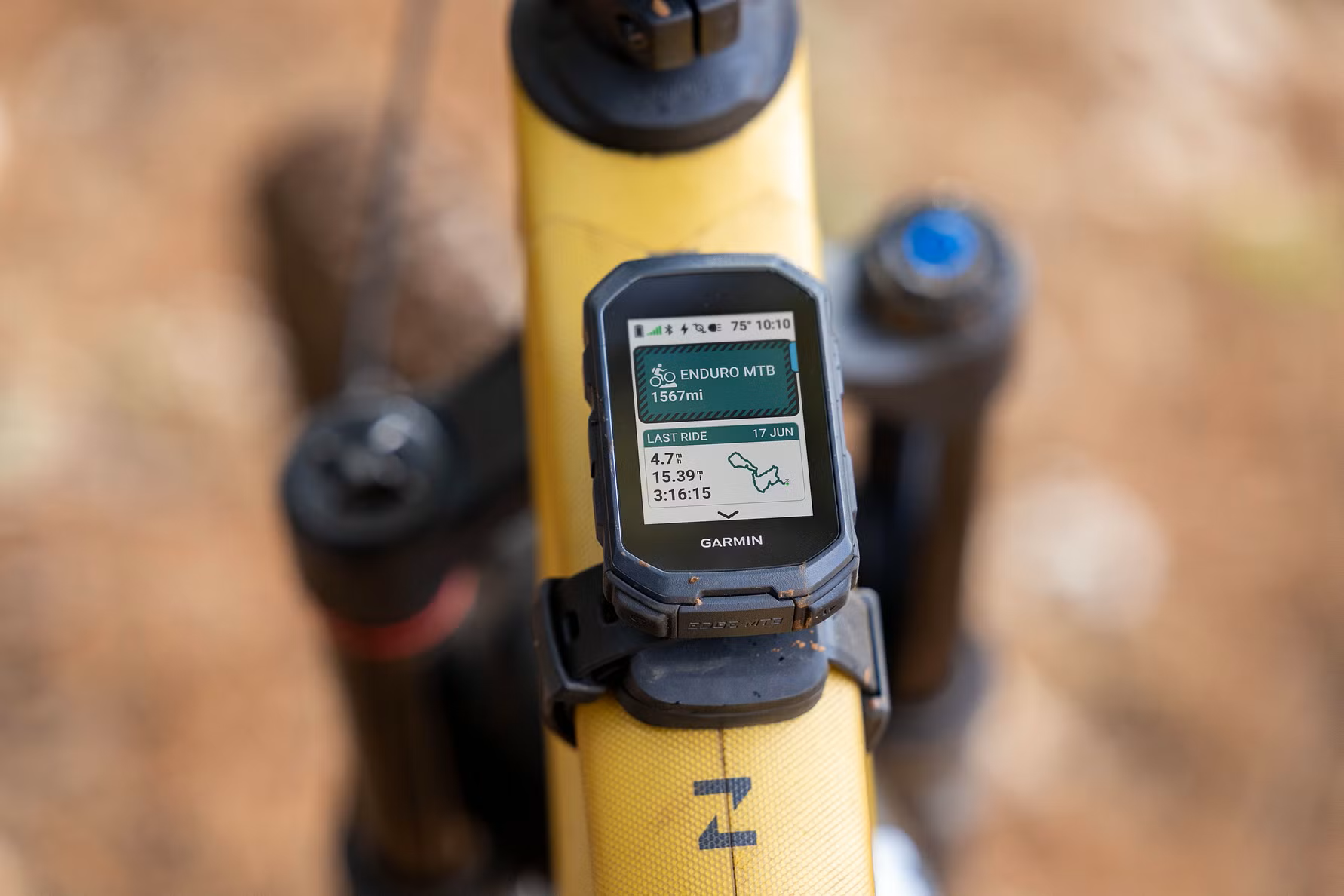 zdjecie przedstawiajace garmin edge mtb zamontowanego na rowerze mtb
