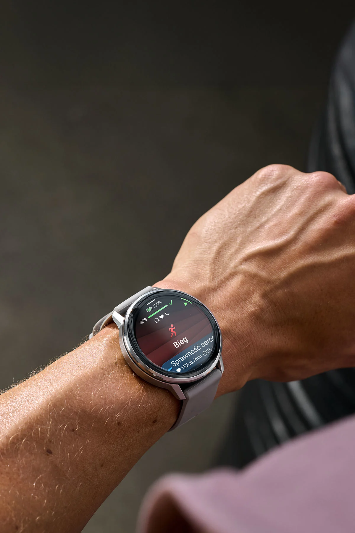 Garmin Venu 4 na nadgarstku