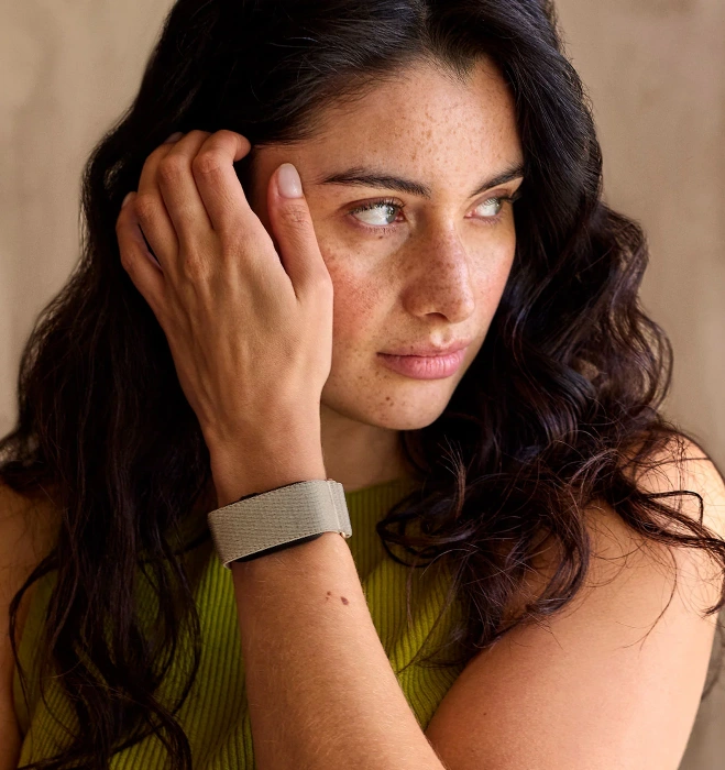 Smart band Garmin Cirqa na kobiecym nadgarstku
