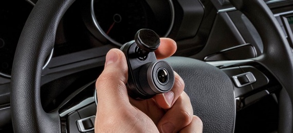 Garmin Dash Cam Mini - niewielka i niezawodna kamera samochodowa